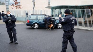 Berlino, auto contro la Cancelleria. Sulla fiancata la scritta…