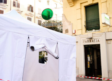 Tamponi rapidi in farmacia, gazebo come camion bar: dovranno pagare la Tosap