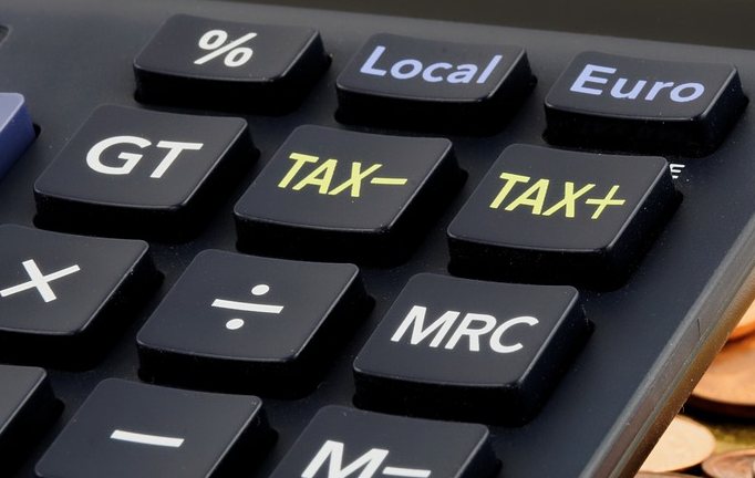 Web tax, il sì della Francia nonostante le minacce degli Stati Uniti Web tax, il sì della Francia nonostante le minacce degli Stati Uniti