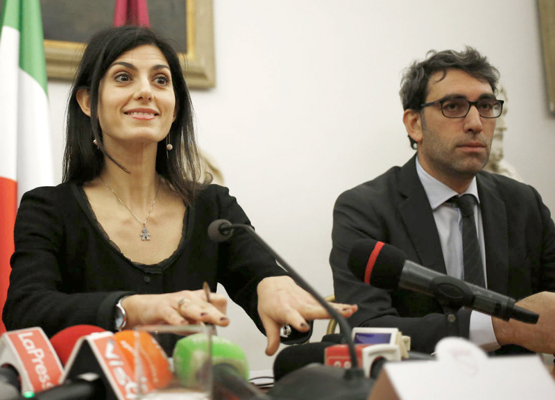 Roma, Virginia Raggi dà il premio Covid ai Comunali, una tantum da 922 euro Roma, Virginia Raggi dà il premio Covid ai Comunali, una tantum da 922 euro