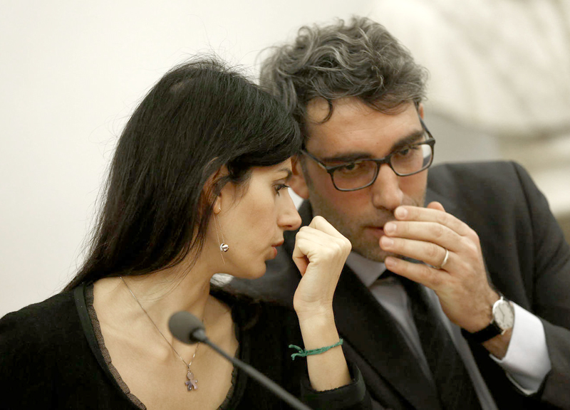 Roma, Virginia Raggi dà il premio Covid ai Comunali, una tantum da 922 euro Roma, Virginia Raggi dà il premio Covid ai Comunali, una tantum da 922 euro