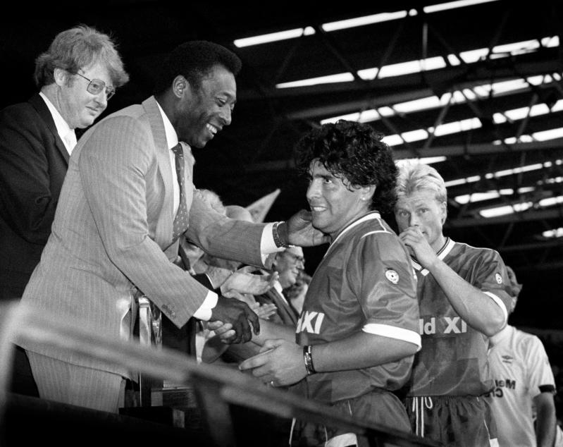 Maradona, quando disse a Pelé… Due grandi campioni del calcio a confronto Maradona, quando disse a Pelé… Due grandi campioni del calcio a confronto