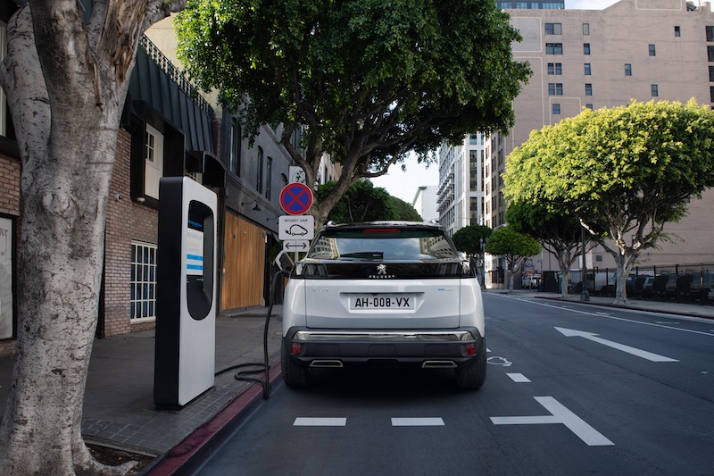 Sulle nuove Peugeot 3008 e 508 Hybrid, di serie il cavo di ricarica rapida