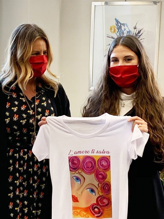 Mascherine rosse per combattere la violenza sulle donne a Busto Arsizio