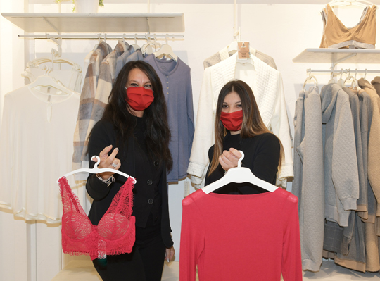 Mascherine rosse per combattere la violenza sulle donne a Busto Arsizio