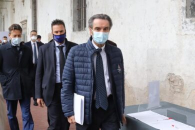 Lombardia in zona arancione, Fontana: “Riaprono le attività commerciali”
