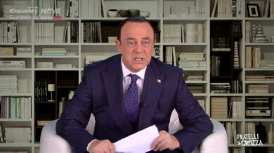 Fratelli di Crozza: Berlusconi torna al centro della politica.