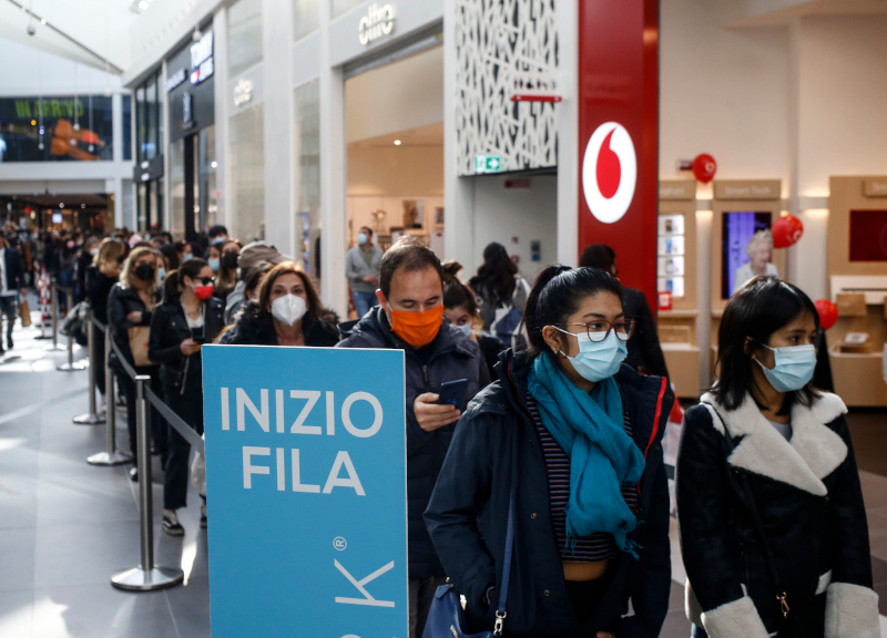 Roma, assembramento annunciato. Apre il Maximo, Primark da paura: folla e code