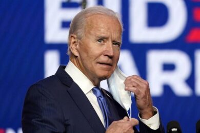 Biden, frattura al piede destro. E Trump annuncia la ricandidatura per il 2024