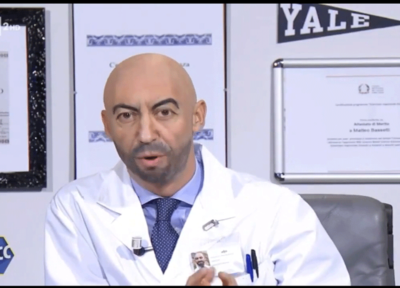 Matteo Bassetti e l’imitazione esilarante di Paolo Kessisoglu. VIDEO Matteo Bassetti e l’imitazione esilarante di Paolo Kessisoglu. VIDEO