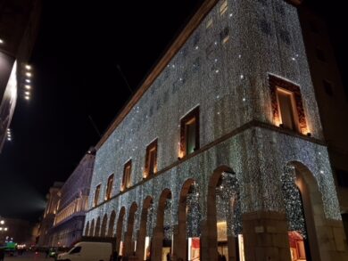 Natale, Milano s’illumina dal centro alla periferia, ma con sobrietà