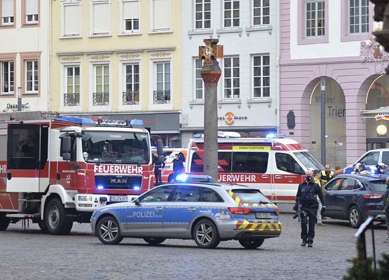 Germania, auto contro pedoni a Treviri: diversi morti e feriti.’Gente in aria’