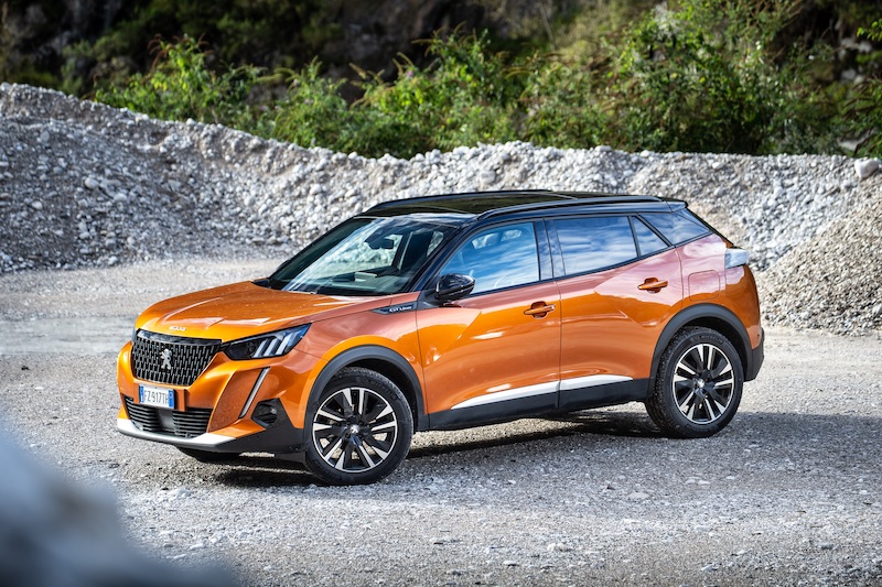 Alla scoperta del  lago di Como con la nuova Peugeot e-2008 100% elettrica