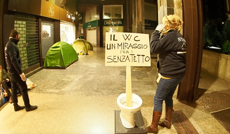Milano, beffa notturna dei senzacasa a Palazzo Marino Milano, beffa notturna dei senzacasa a Palazzo Marino