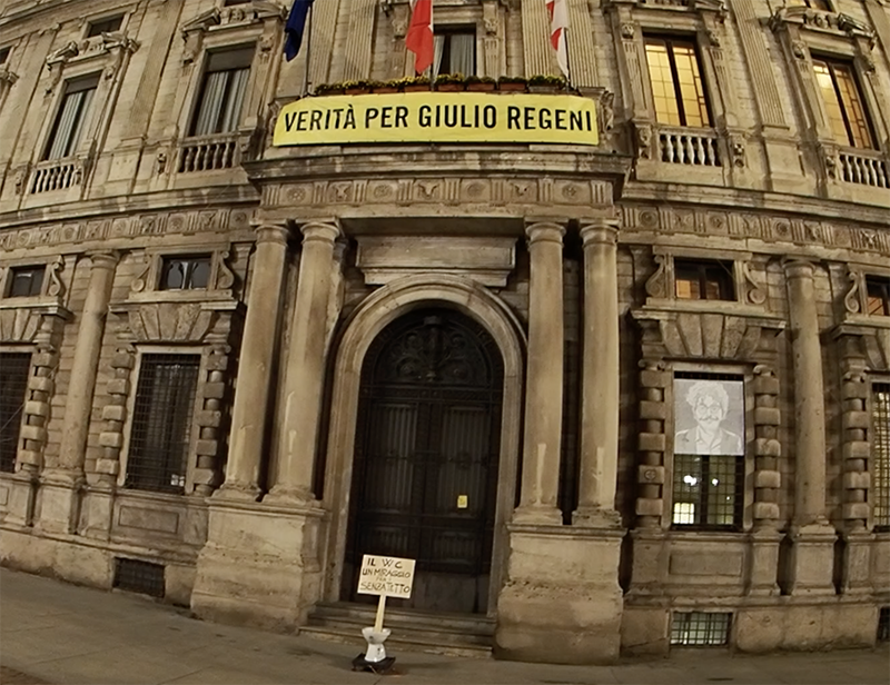 Milano, beffa notturna dei senzacasa a Palazzo Marino Milano, beffa notturna dei senzacasa a Palazzo Marino