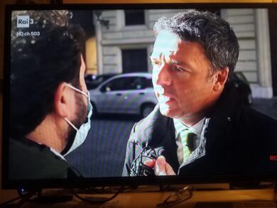 Renzi attaccato da Report su Alitalia si fa intervistare senza mascherina