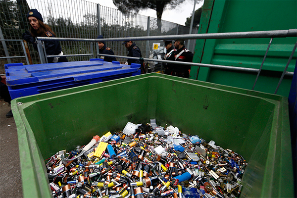 Traffico illegale di rifiuti tra Roma, Napoli e la Romania: 23 arresti Traffico illegale di rifiuti tra Roma, Napoli e la Romania: 23 arresti