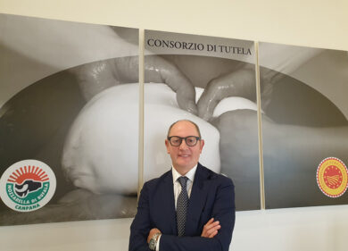 A scuola di Mozzarella Dop, via al nuovo corso con lezioni online per casari