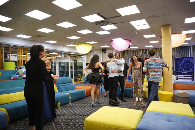 Grande Fratello Vip 5, Gregoraci-Cannavò: durissima lite. E la casa si spacca Grande Fratello Vip 5, Gregoraci-Cannavò: durissima lite. E la casa si spacca