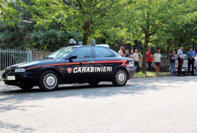 Bellano, scritte contro il maresciallo. “Giù le mani dalle mogli degli altri”