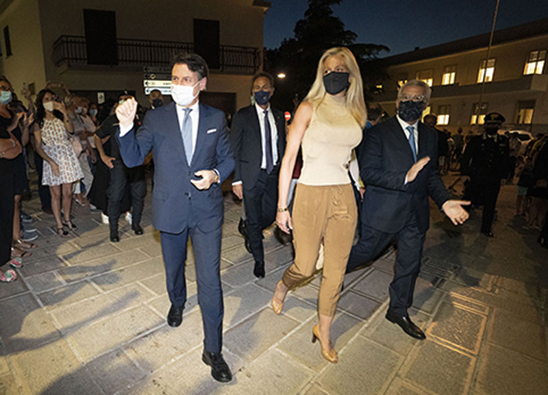 Conte e la scorta alla compagna: il discorso tv diventa uno spazio personale Conte e la scorta alla compagna: il discorso tv diventa uno spazio personale