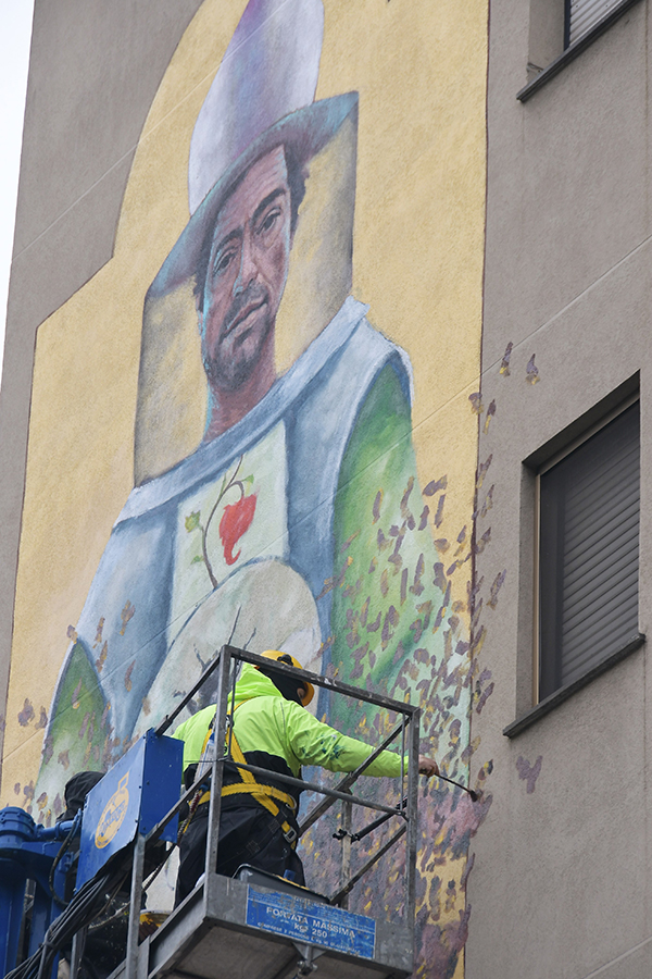 Sant’Ambrogio, murale a Milano per il patrono. FOTO