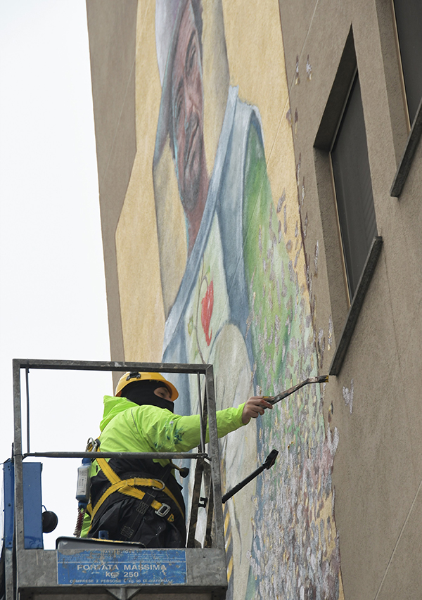 Sant’Ambrogio, murale a Milano per il patrono. FOTO