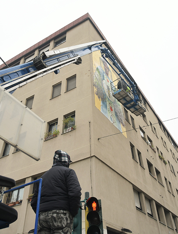 Sant’Ambrogio, murale a Milano per il patrono. FOTO