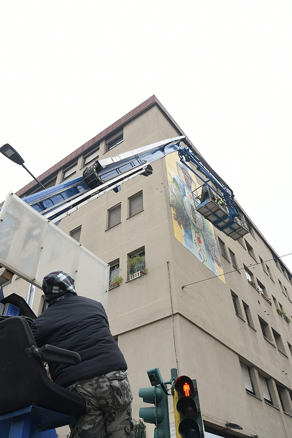 Sant’Ambrogio, murale a Milano per il patrono. FOTO