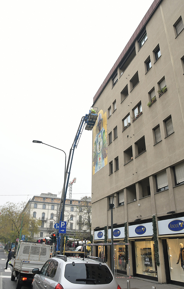 Sant’Ambrogio, murale a Milano per il patrono. FOTO