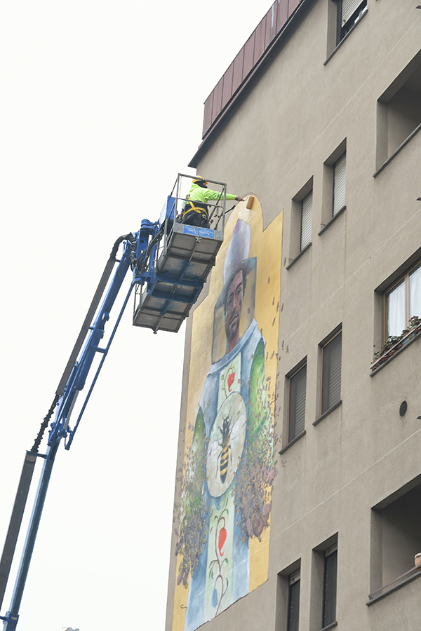 Sant’Ambrogio, murale a Milano per il patrono. FOTO