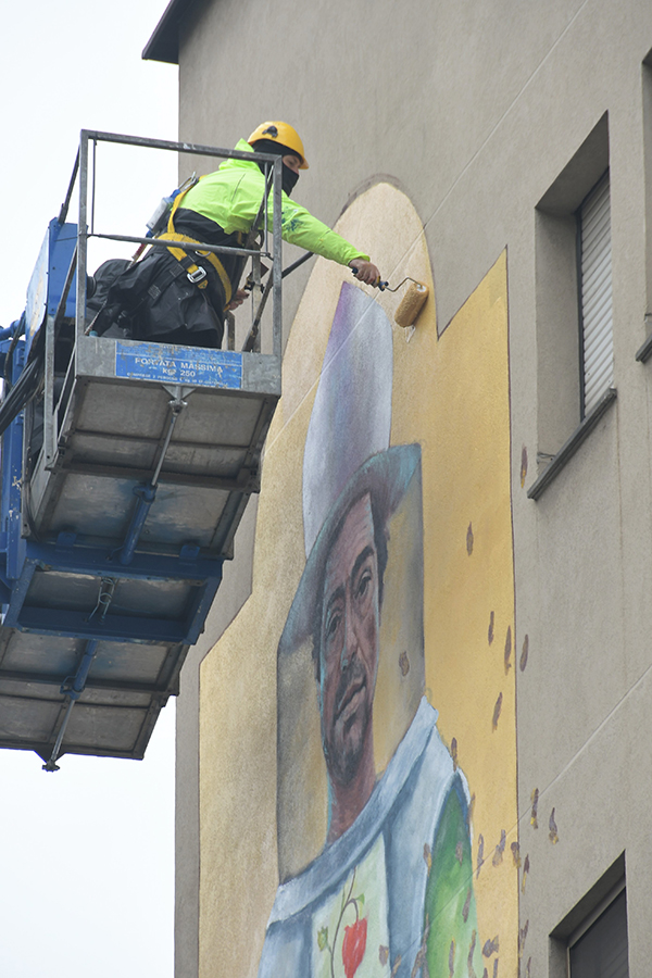 Sant’Ambrogio, murale a Milano per il patrono. FOTO