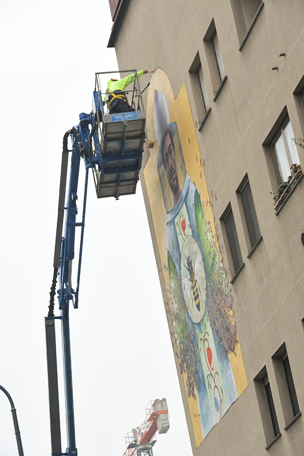 Sant’Ambrogio, murale a Milano per il patrono. FOTO