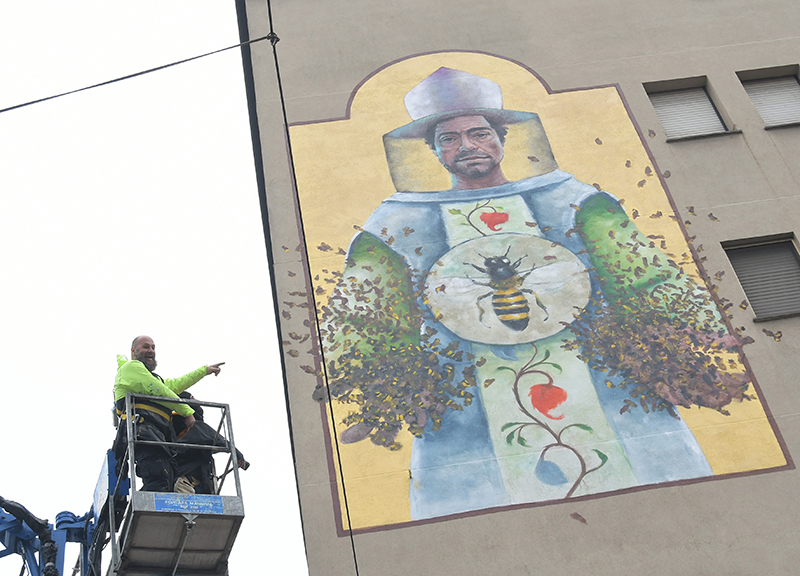 Sant’Ambrogio, murale a Milano per il patrono. FOTO