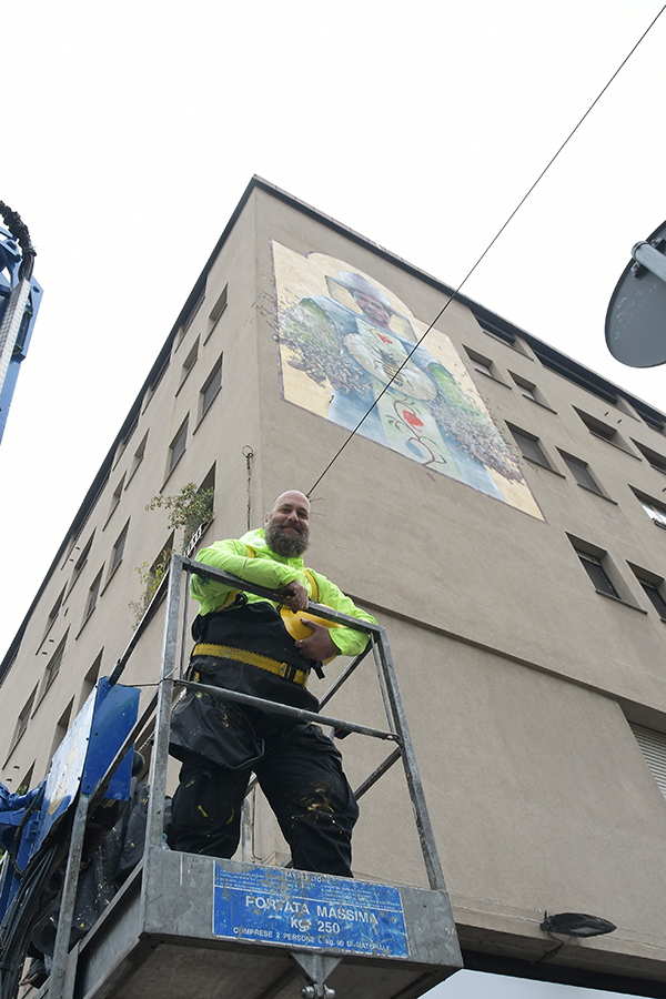 Sant’Ambrogio, murale a Milano per il patrono. FOTO