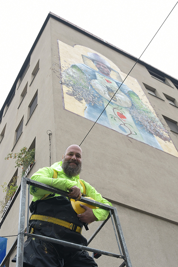 Sant’Ambrogio, murale a Milano per il patrono. FOTO