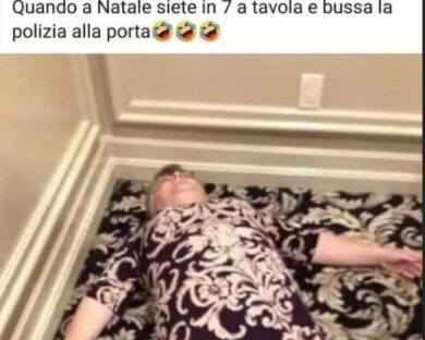 Coronavirus vissuto con ironia: se a Natale siete in 7 e bussa la polizia….