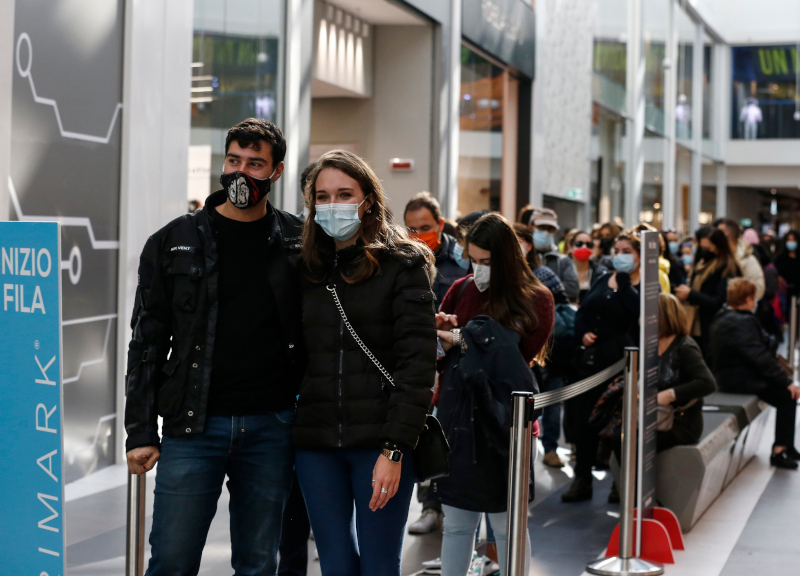 Virus e maxi assembramenti: “Raggi fa ricche le lobby dei centri commerciali”