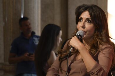 Sabrina Ferilli show da Fabio Fazio. E Maria De Filippi chiama in diretta tv..