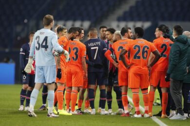 Frase razzista del quarto uomo, Psg-Istanbul Basaksehir sospesa. Indagine Uefa