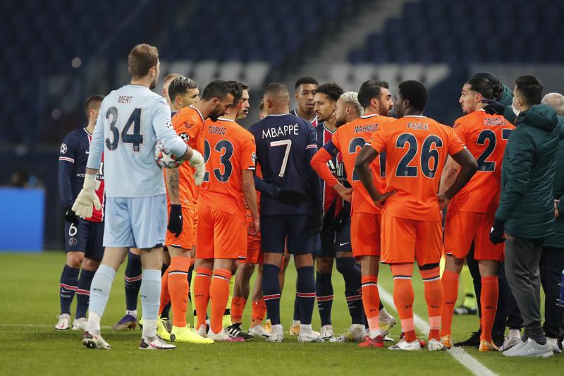 Frase razzista del quarto uomo, Psg-Istanbul Basaksehir sospesa. Indagine Uefa Frase razzista del quarto uomo, Psg-Istanbul Basaksehir sospesa. Indagine Uefa