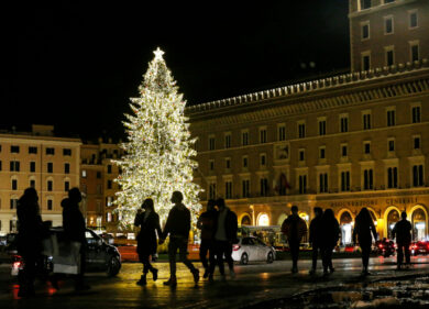 Spelacchio, via del Corso e piazza Navona: a Roma si accende il Natale