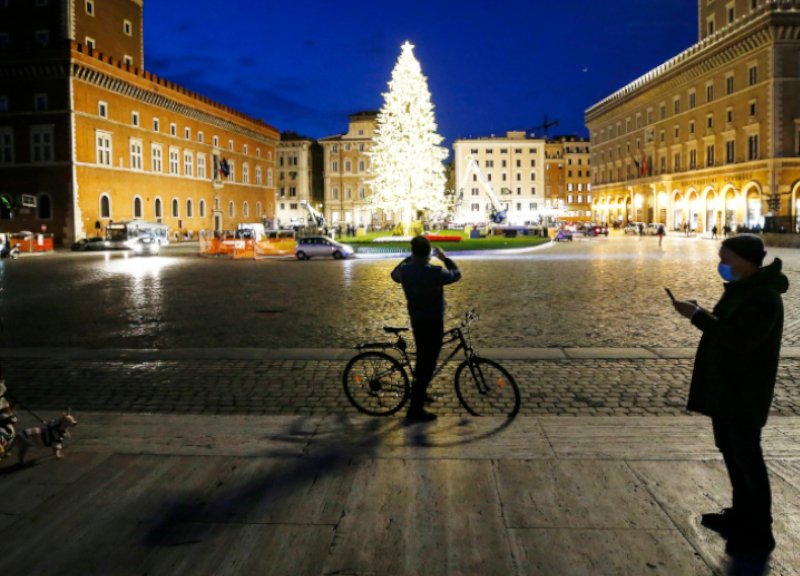 Spelacchio, via del Corso e piazza Navona: a Roma si accende il Natale