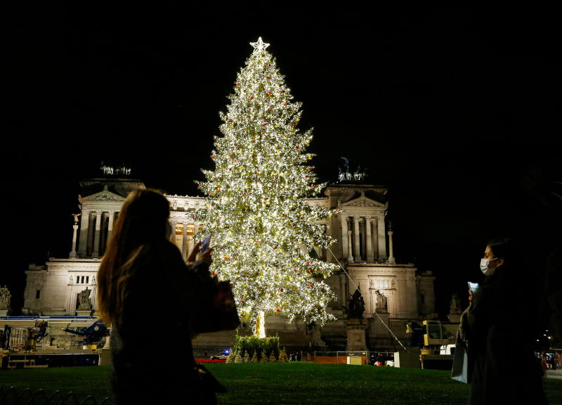 Spelacchio, via del Corso e piazza Navona: a Roma si accende il Natale