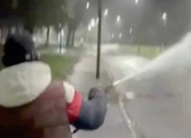 Milano, svuotano due estintori contro un autobus