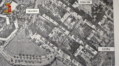 Droga, scacco al fortino San Basilio. Lo spaccio fuori i negozi: 11 arresti