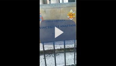 Omosessuale cacciato dalla chiesa: sacerdote non dà la comunione a Paolini