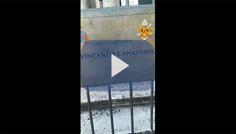 Omosessuale cacciato dalla chiesa: sacerdote non dà la comunione a Paolini Omosessuale cacciato dalla chiesa: sacerdote non dà la comunione a Paolini