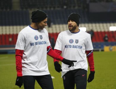 Psg-Basaksehir, giocatori in ginocchio per dire no al razzismo