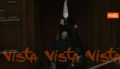 Camera, spaccatura nei 5S: lite tra 2 grilline, interviene il ministro D’Incà
